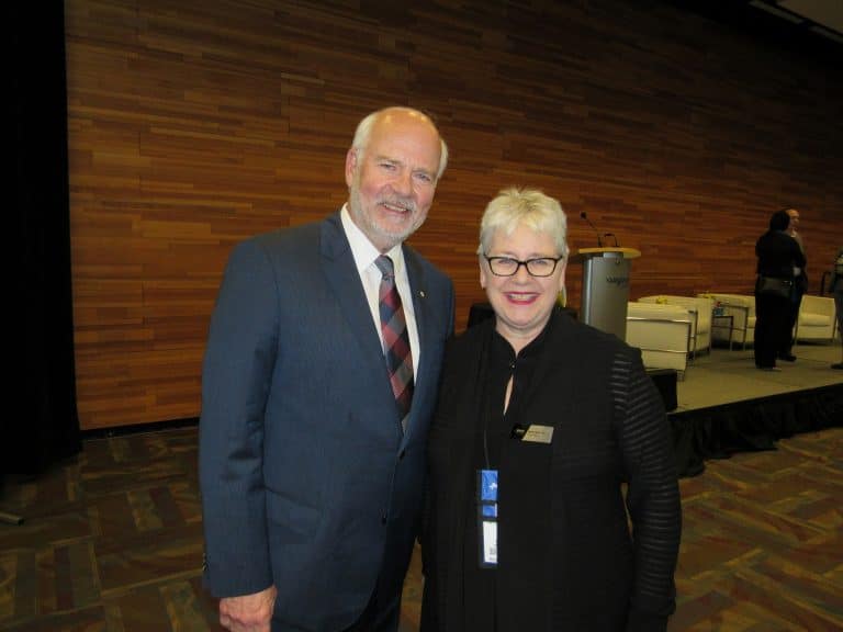 Peter Mansbridge congratulates Foundation’s CFO on award